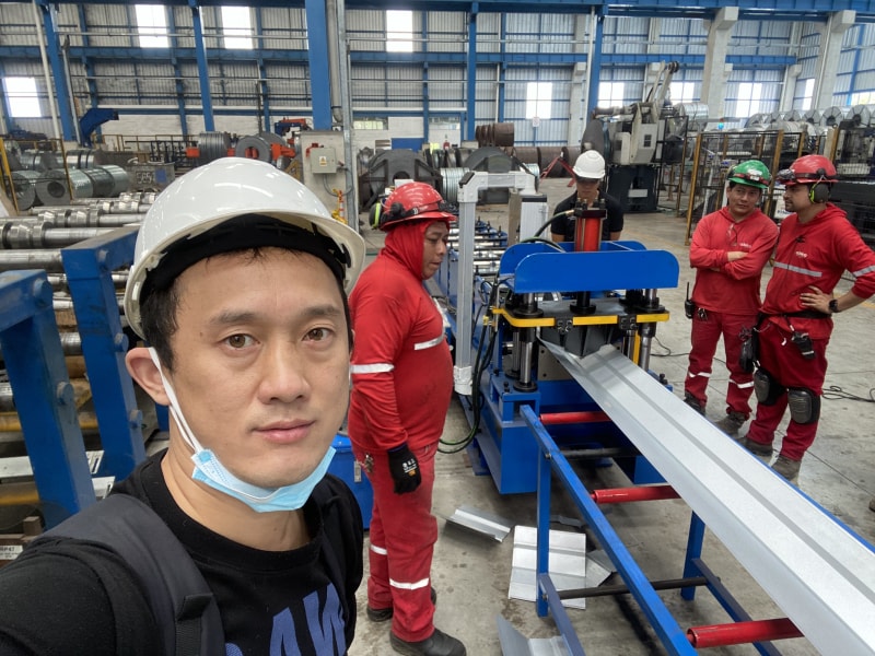 沧州YP街机电子冷弯成型设备彩钢脊瓦机顺利抵达厄瓜多尔推动当地产业革新