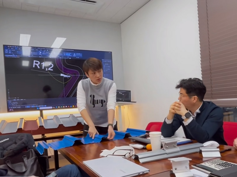 跳出 “内卷” 漩涡！YP街机电子冷弯联合韩方研发光伏屋面板型，迈向绿色能源新时代