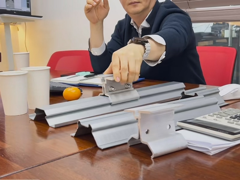 跳出 “内卷” 漩涡！YP街机电子冷弯联合韩方研发光伏屋面板型，迈向绿色能源新时代