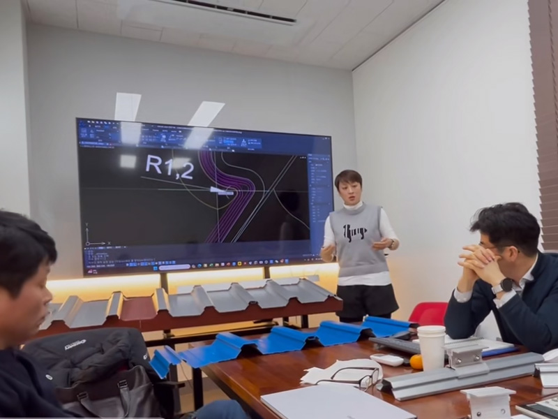 跳出 “内卷” 漩涡！YP街机电子冷弯联合韩方研发光伏屋面板型，迈向绿色能源新时代